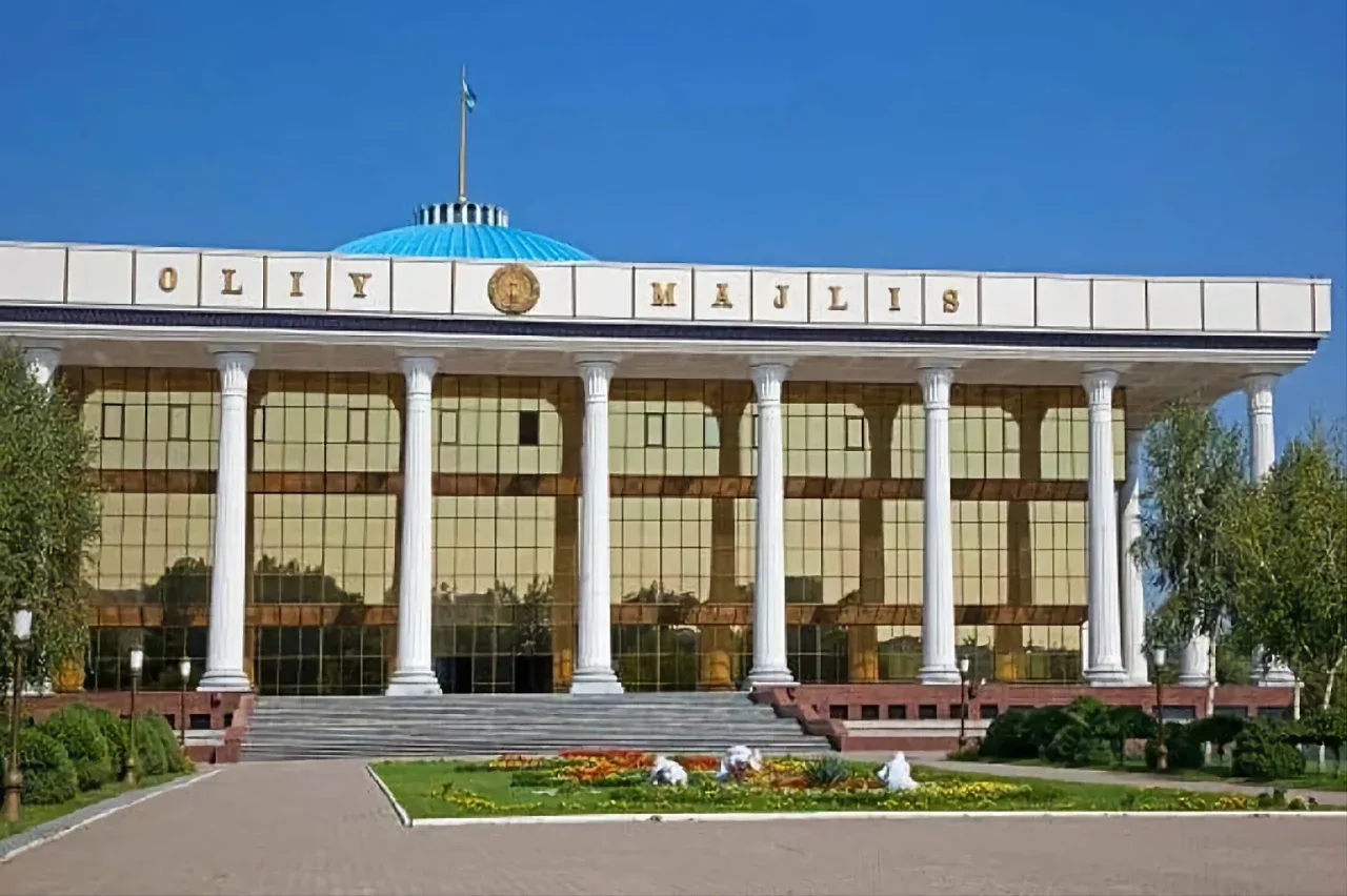 Принят закон о замене некоторых терминов на узбекский язык