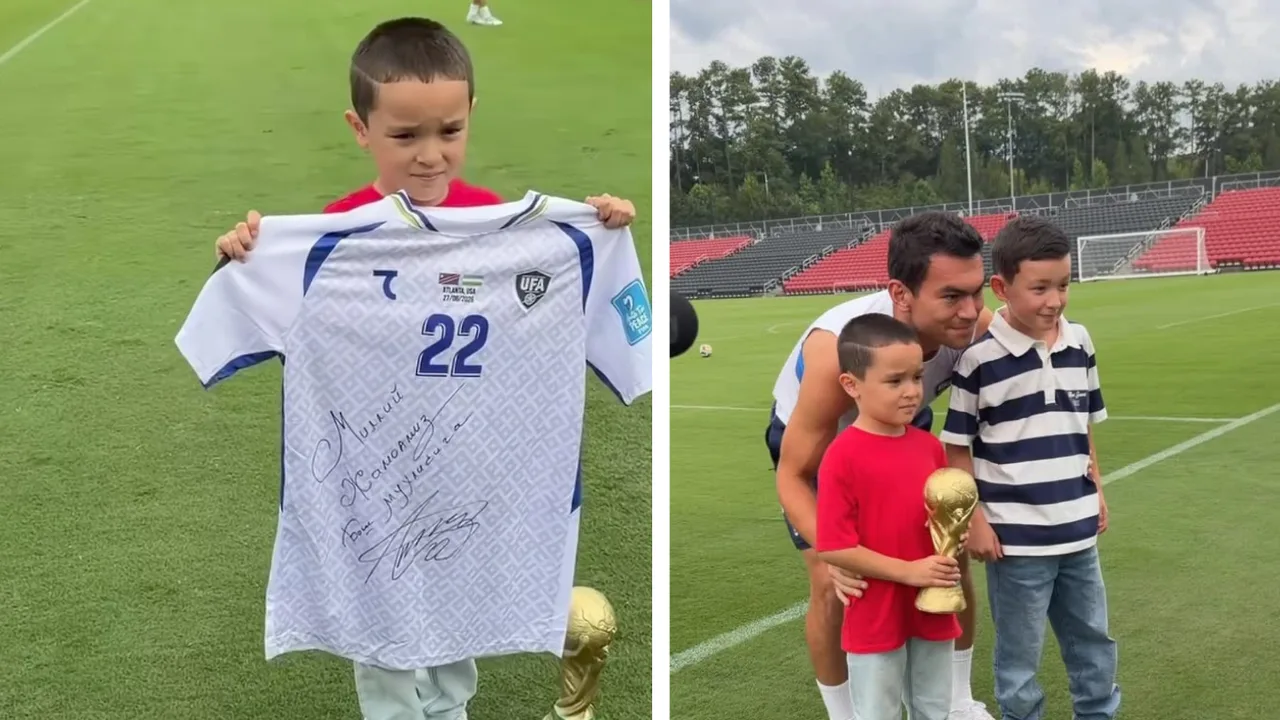 Bolalar va futbolchi signed futbolka hamda oltin kubok bilan suratga tushmoqda.