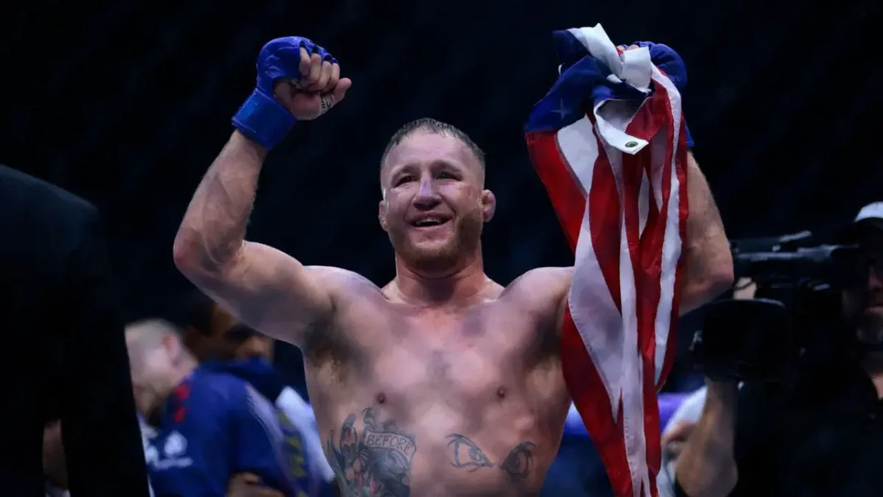 Islam Makhachev congratulates Justin Gaethje on winning the lightweight title