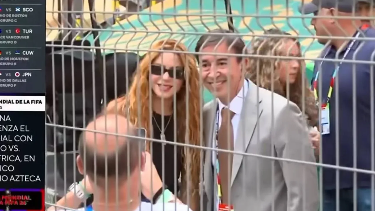 Journalist's move for a photo with Shakira makes the internet laugh