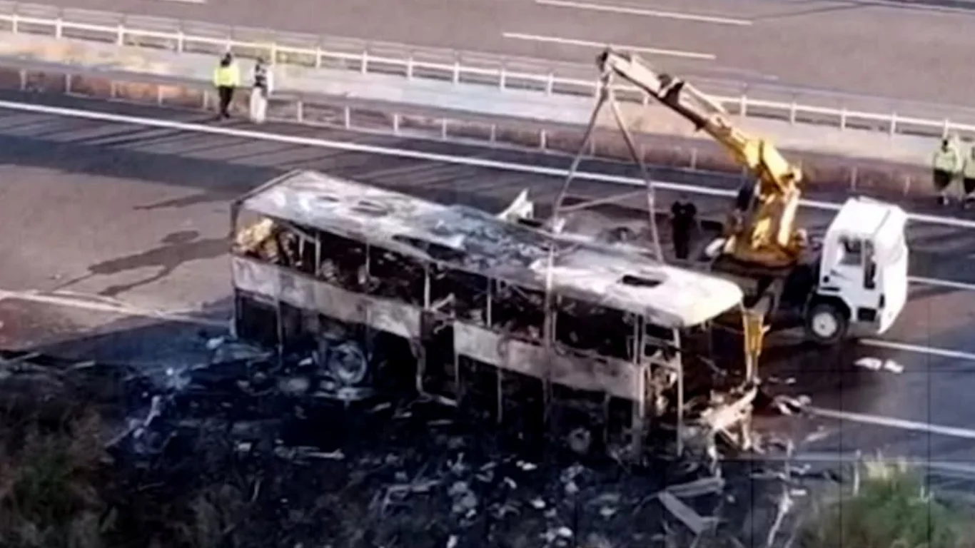 Turkiyada avtobus yonib ketdi