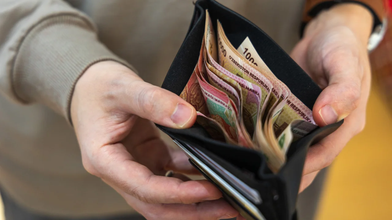 Bestimmten Unternehmern wird der Verkauf von Alkohol und Zigaretten gegen Bargeld gestattet