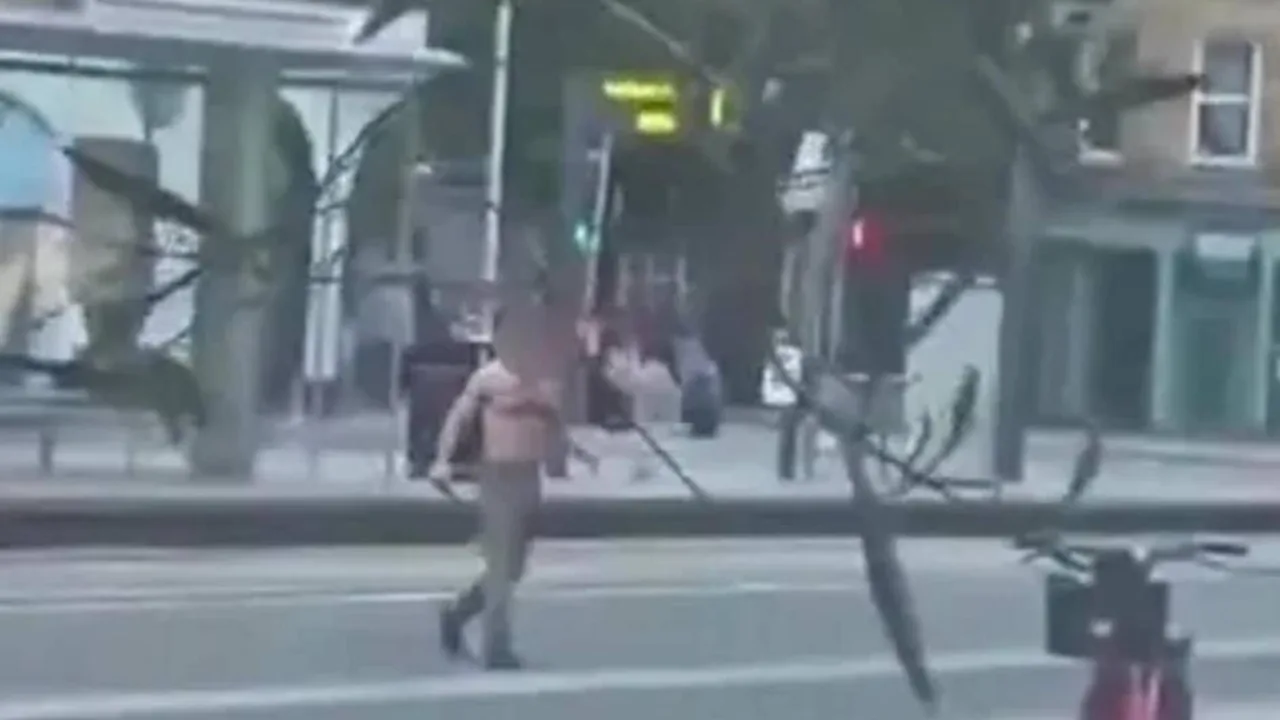 Yalang‘och tanali erkak shahar ko‘chasida ketmoqda.