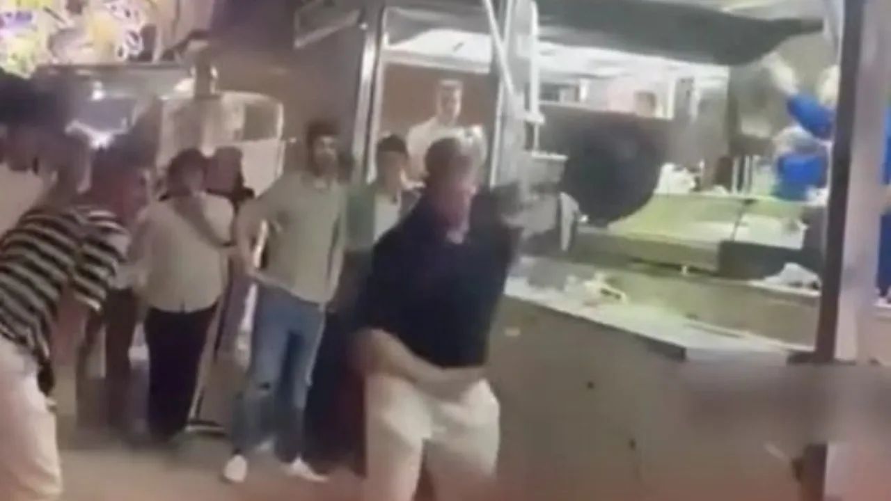 İspanya'da mağazada kavga: Bayrak nedeniyle tartışma çıktı (video)