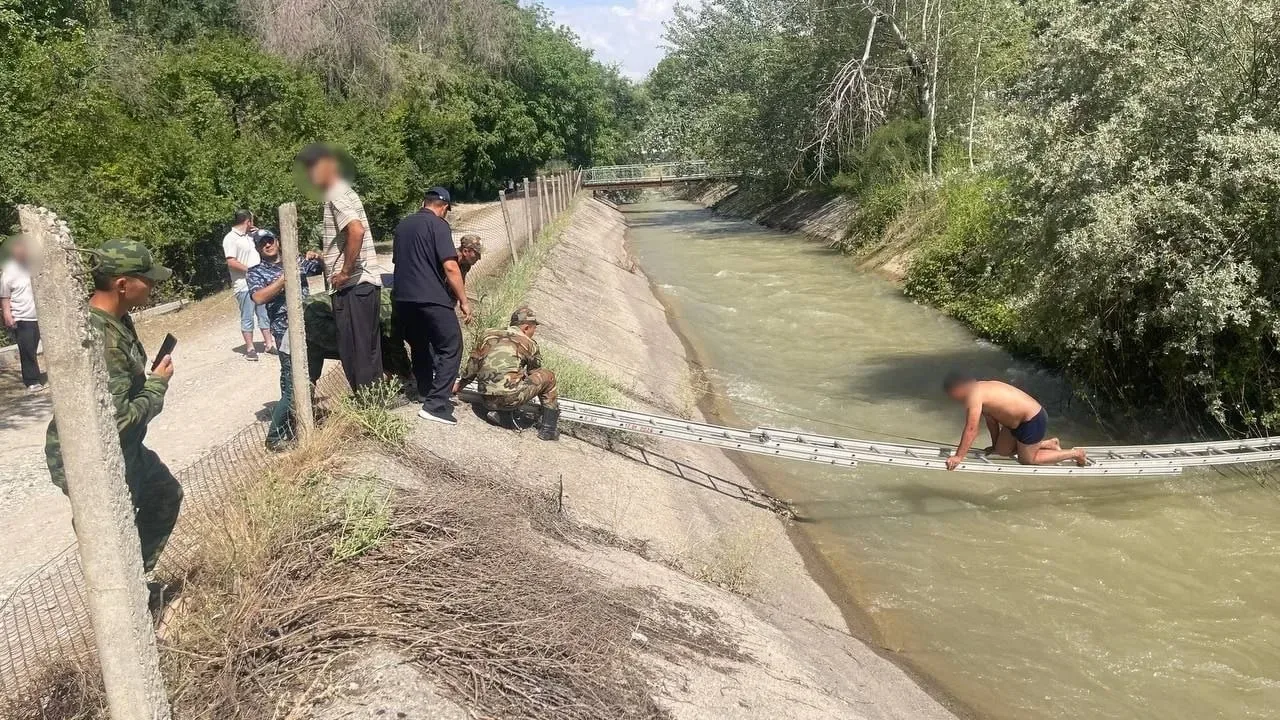 Мужчина, упавший в быстротечный канал, чудом остался жив
