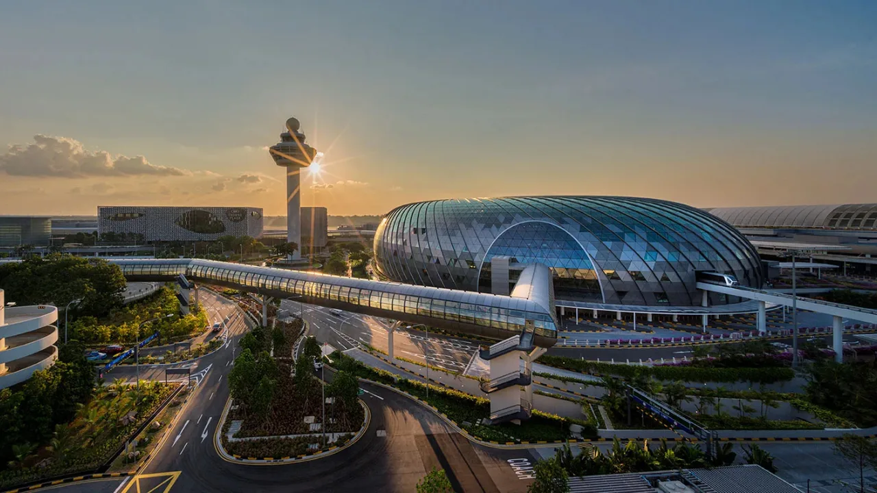 Changi aeroportidagi Jewel binosi va nazorat minorasi quyosh botishida.
