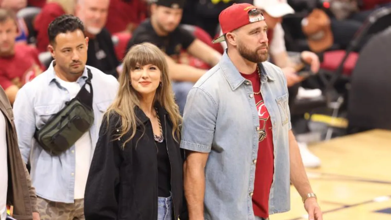Teylor Svift va Trevis Kelsi basketbol o'yinida birga yuribdi.