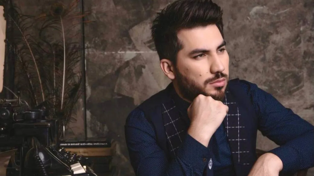 To'q ko'k nimcha kiygan soqolli yigit xayol surib o'tiribdi.