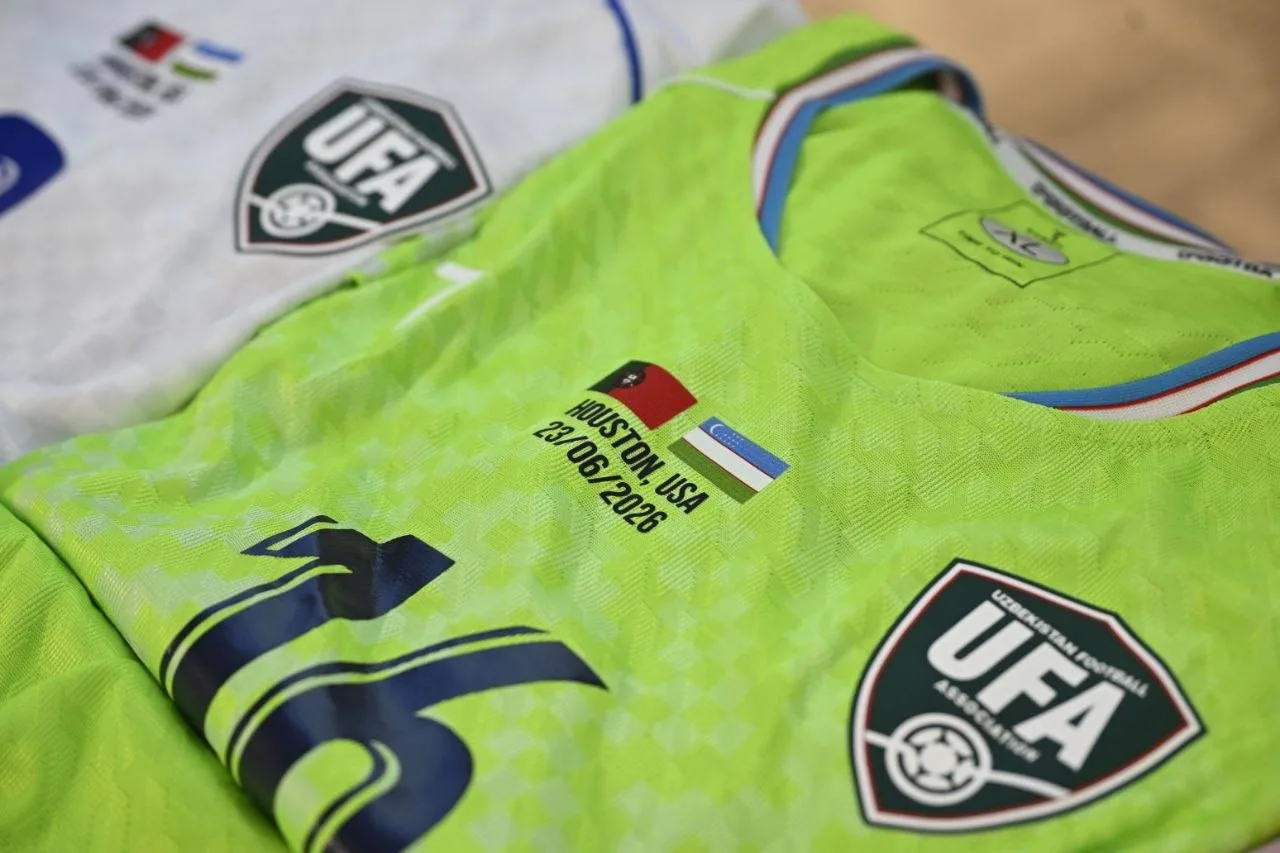 O‘zbekiston futbol assotsiatsiyasi logotipi tushirilgan och yashil rangli sport formasi.