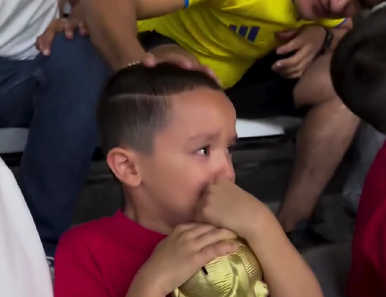 Kolumbiya muxlislari yig‘lagan o‘zbek bolakayni samimiy yupatdi (video)