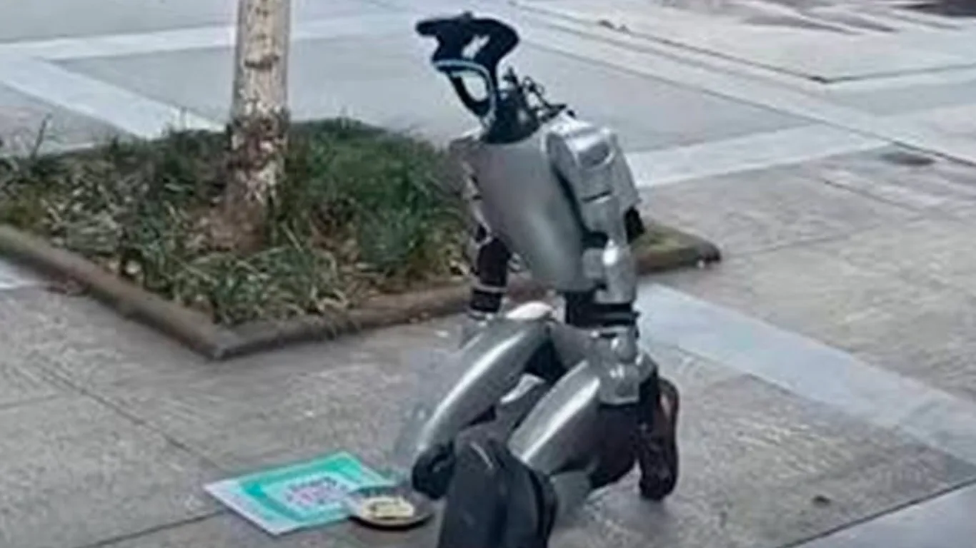 Robots are begging for money in China