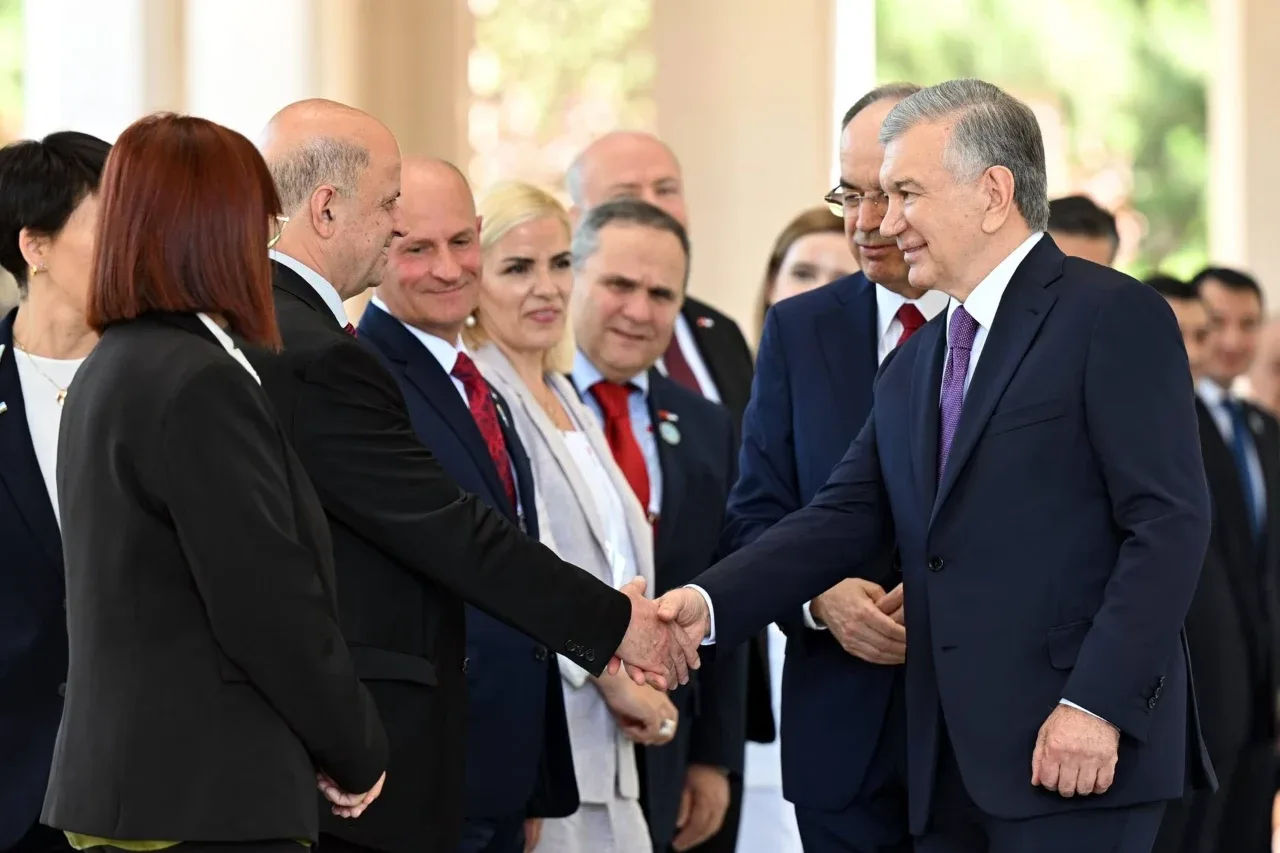 Shavkat Mirziyoyev Albaniya rahbarini rasmiy marosim bilan kutib oldi (foto)