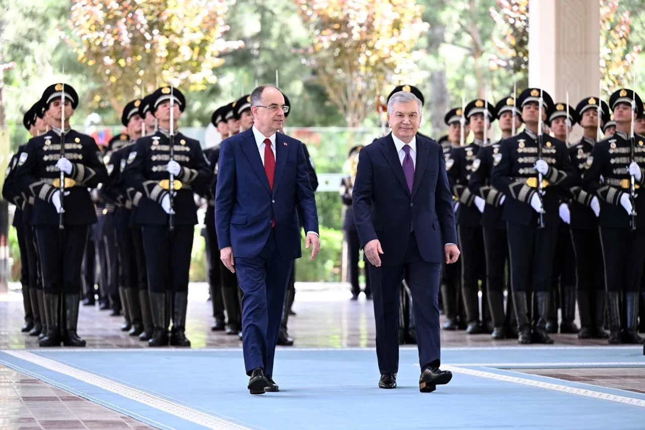 Shavkat Mirziyoyev Albaniya rahbarini rasmiy marosim bilan kutib oldi (foto)