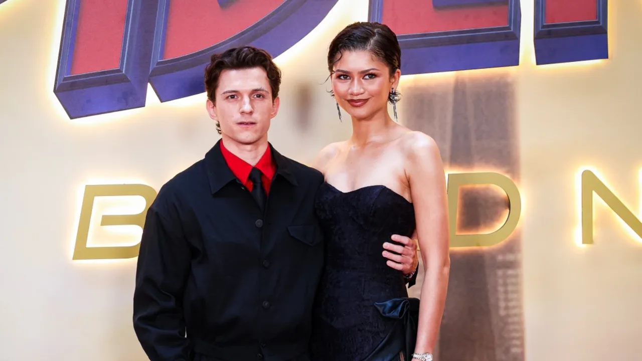 Tom Holland va Zendaya tadbirda yonma-yon tushib turibdi.