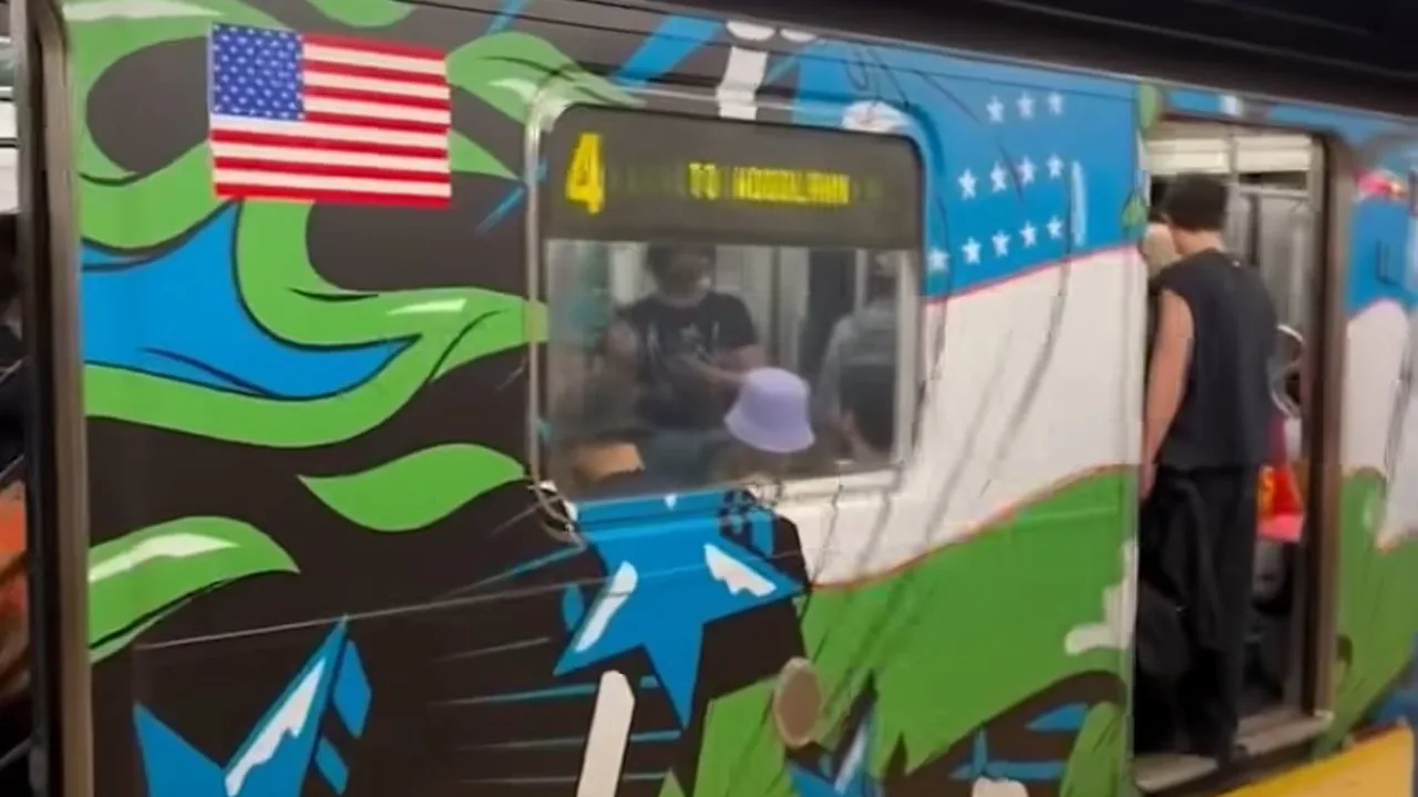 New York'ta Özbekistan bayraklı tren herkesi hayrete düşürdü (video)