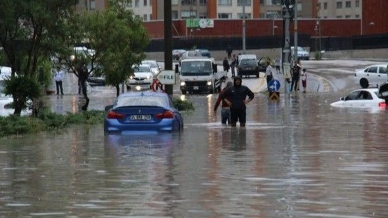 Heavy rain causes flooding in Ankara