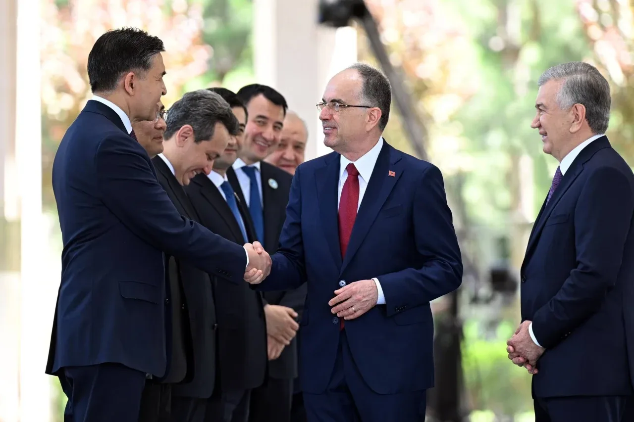 Shavkat Mirziyoyev Albaniya rahbarini rasmiy marosim bilan kutib oldi (foto)