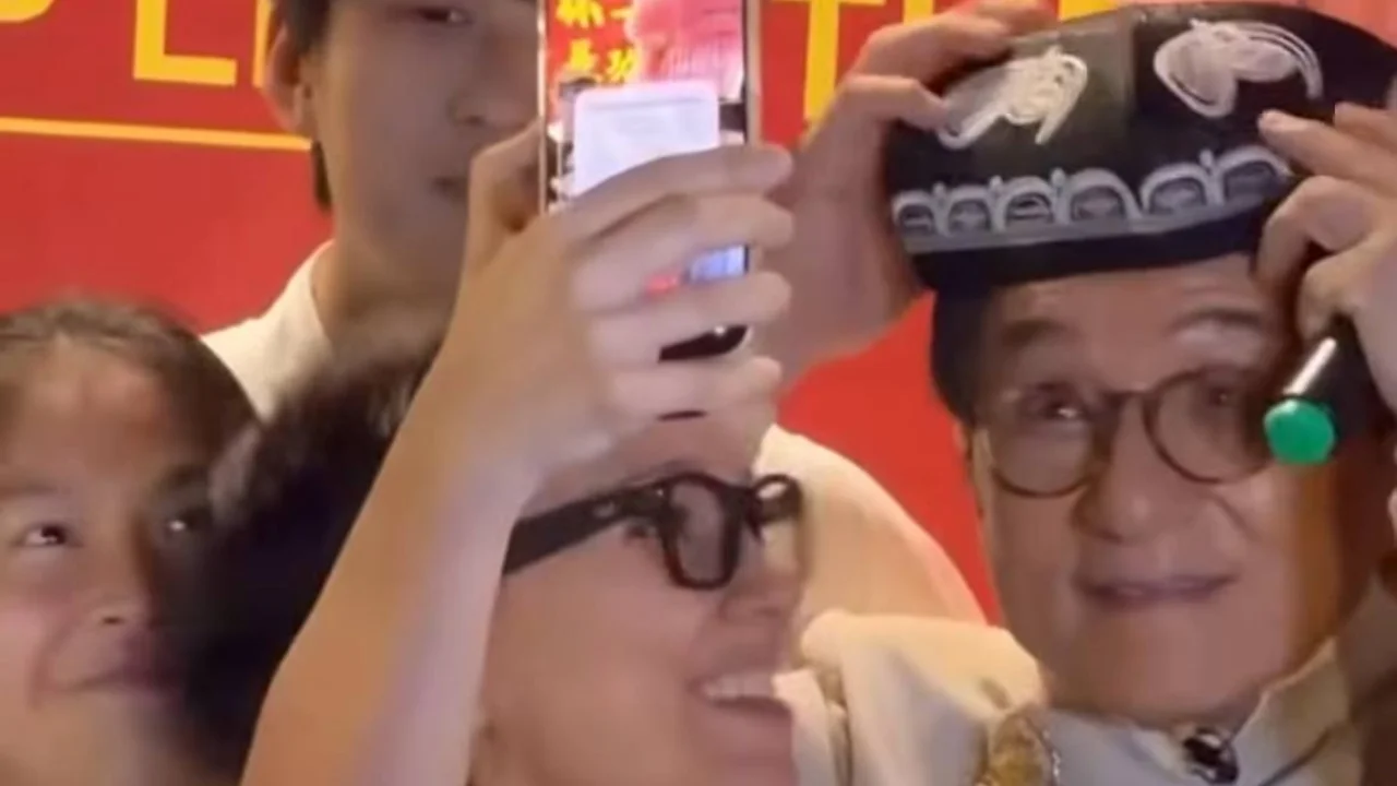Video des berühmten Schauspielers Jackie Chan mit einer usbekischen Kopfbedeckung geht viral