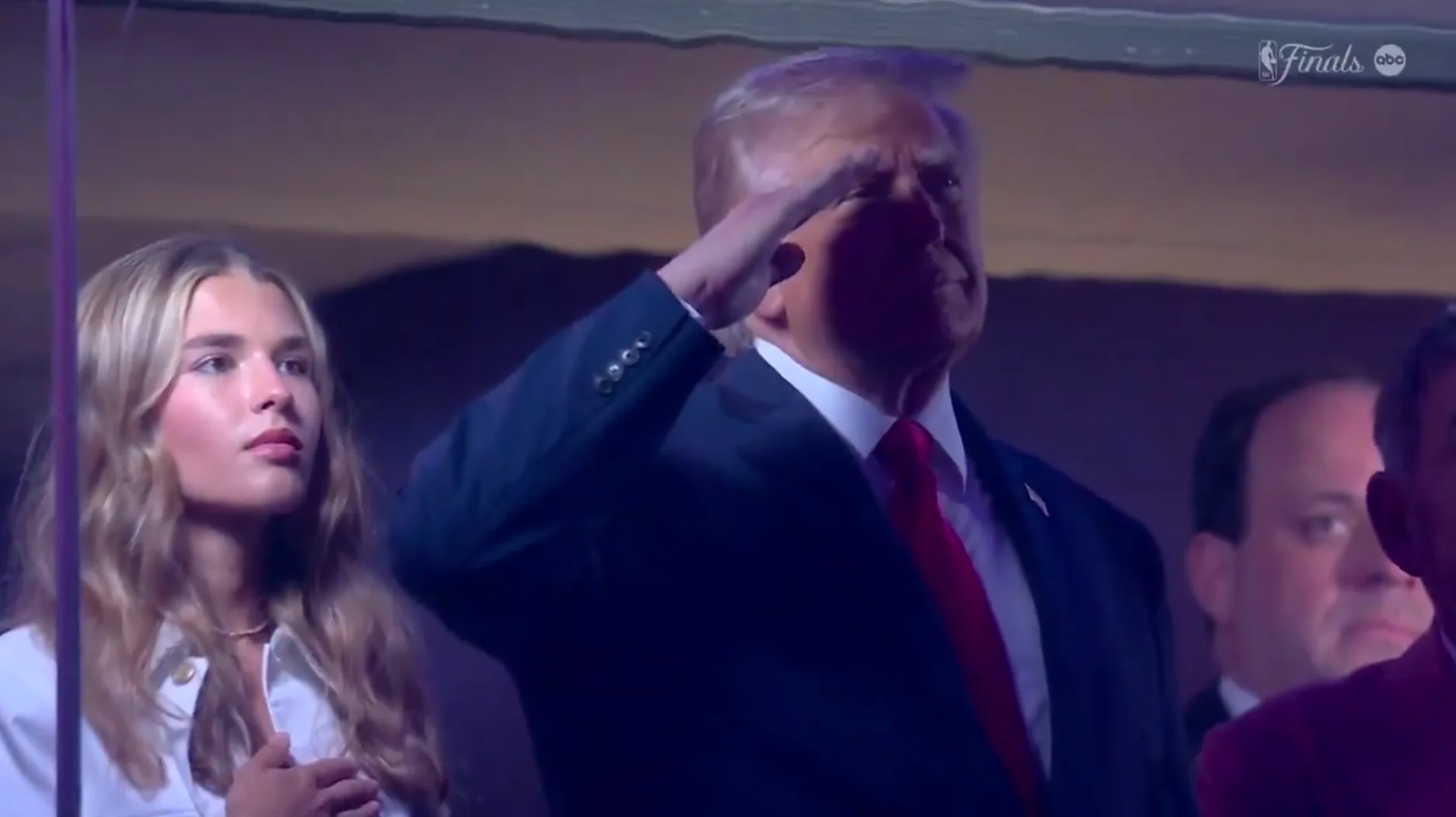 NBA finaliga tashrif buyurgan Donald Tramp hushtakbozlikka uchradi (video)