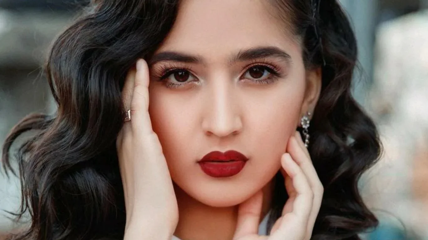 Durdona Qurbonova attracts everyone's attention with her gift and outfit on her birthday (video)