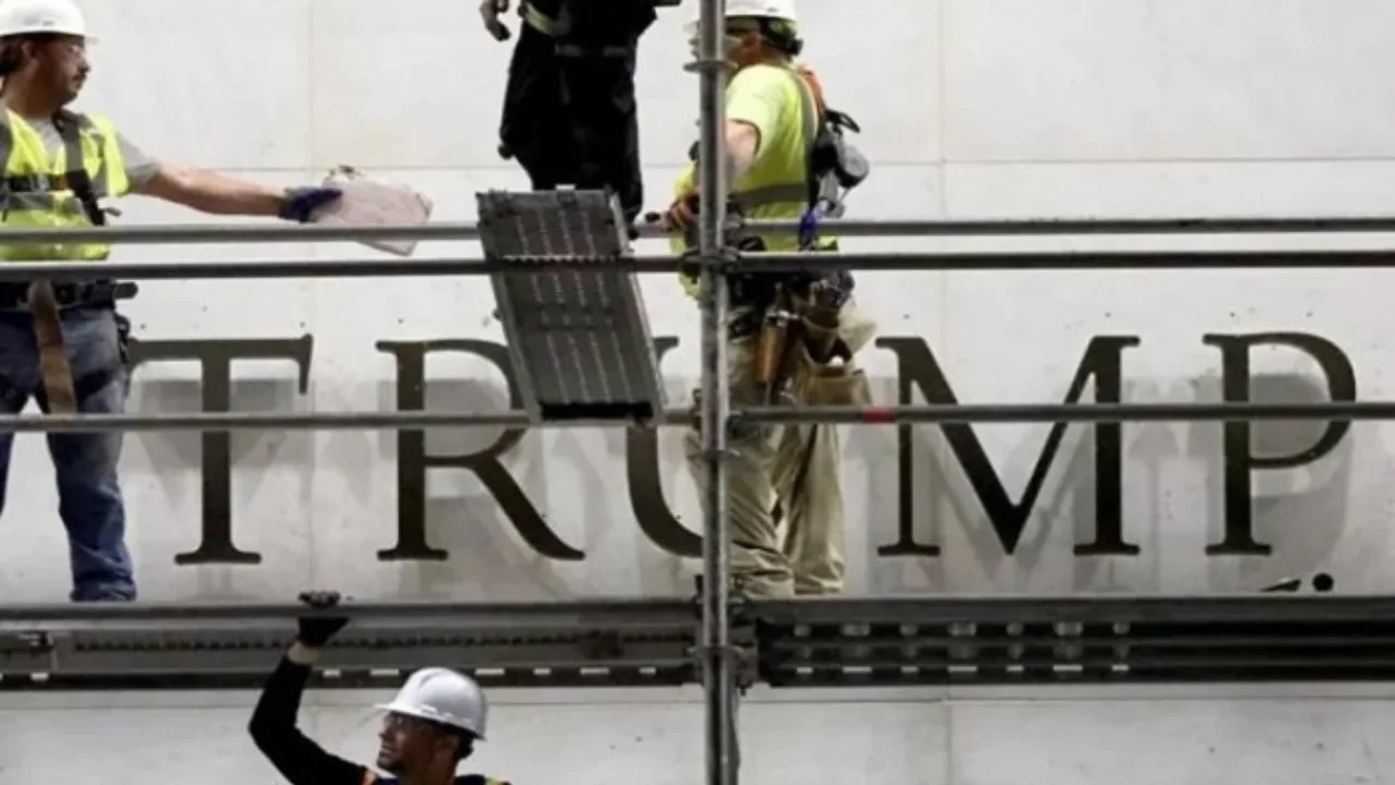 Le nom de Trump retiré d'un centre artistique par décision de justice