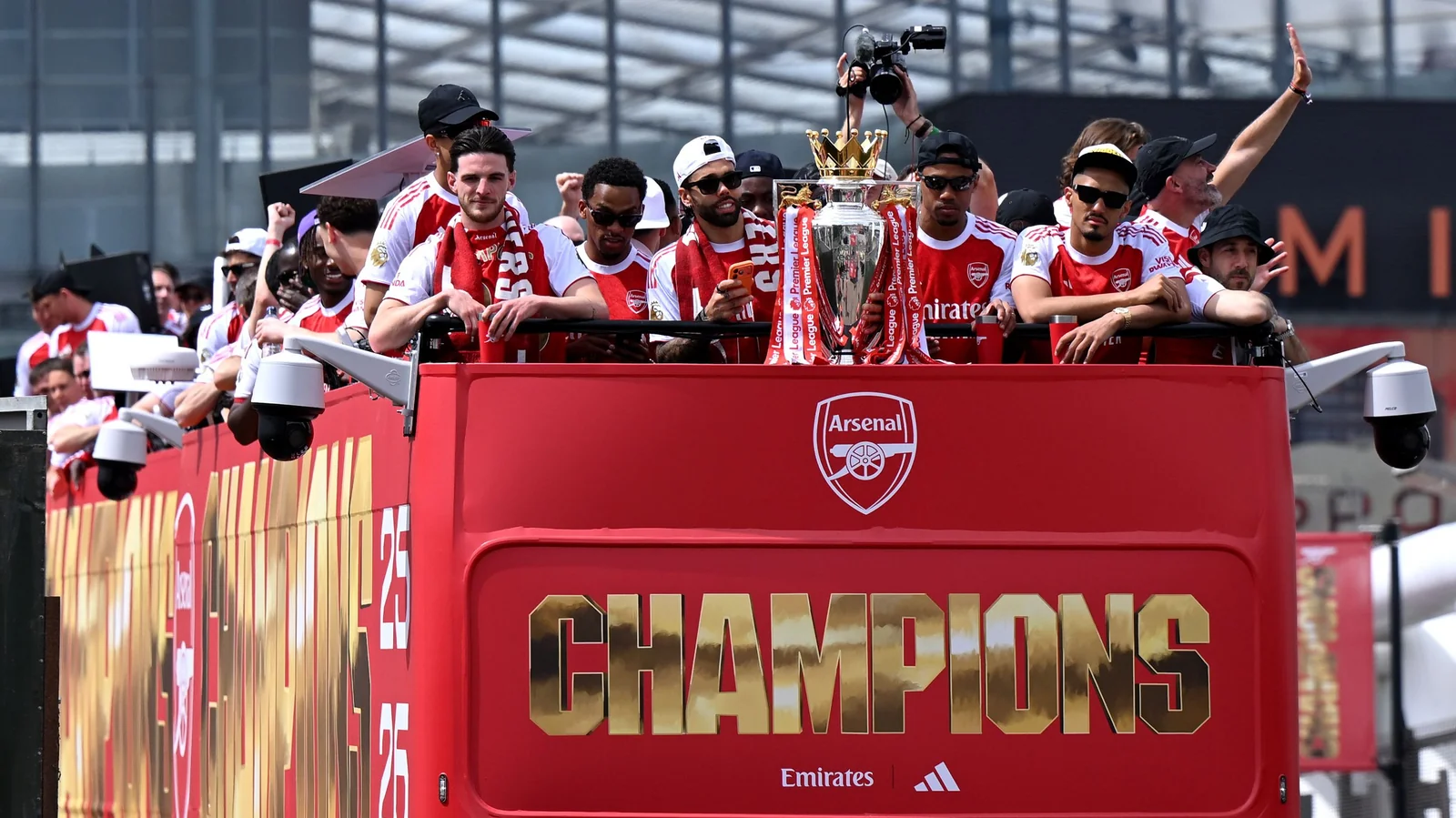 Arsenal chempionlik paradida 75 kishi qutqarildi va 16 kishi hibsga olindi