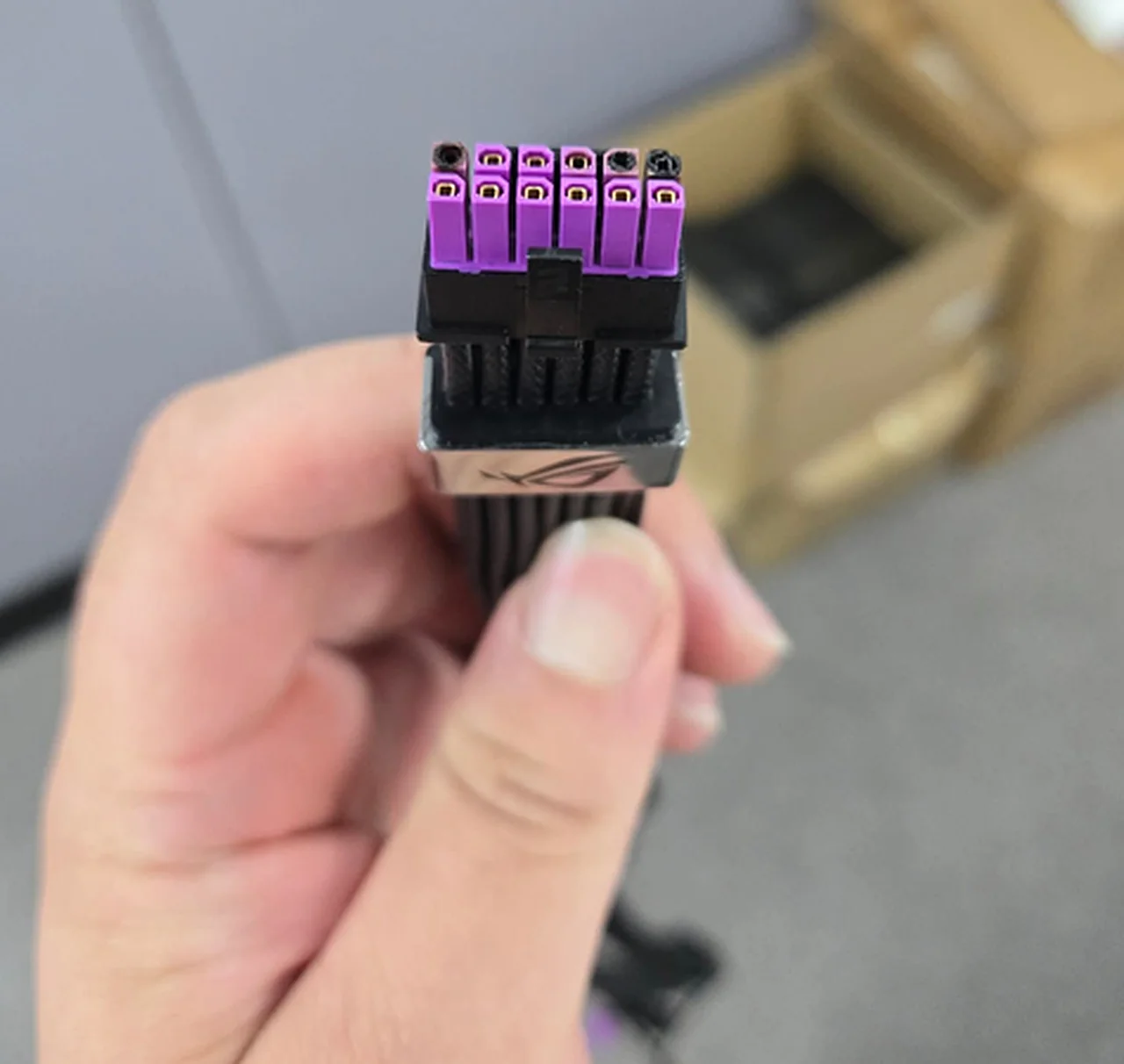 Asus ROG Equalizer: Das Kabel, das vor Schmelzen schützen sollte, ist selbst geschmolzen