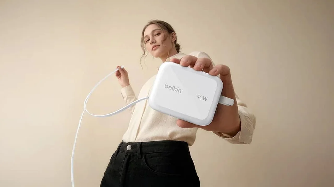 Belkin presenta un cargador GaN de 45W con cable retráctil
