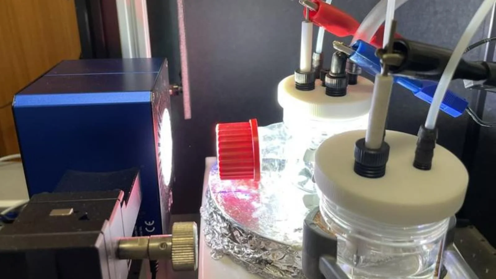 One photon — two products: Solar reactor turns CO2 and waste into raw materials
