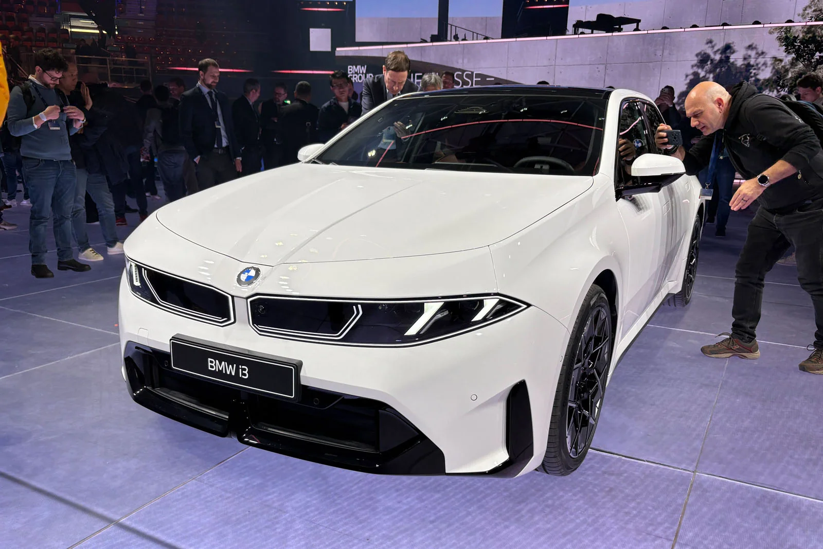 BMW янги и3 электр седанини тақдим этди: Бир қувватда 900 километрдан ортиқ масофа