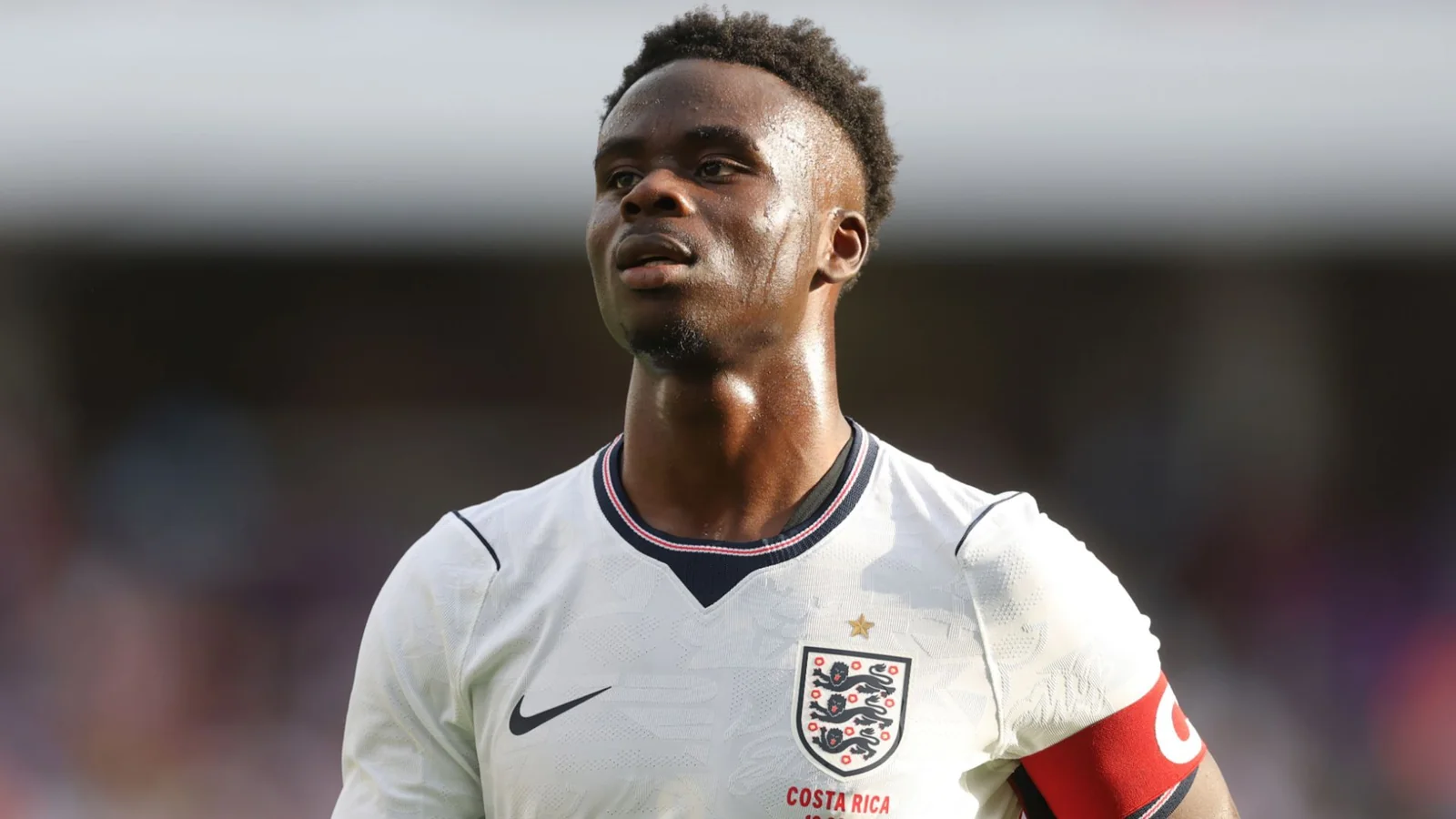 ¿Qué debe hacer Bukayo Saka para alcanzar el nivel de Mohamed Salah?