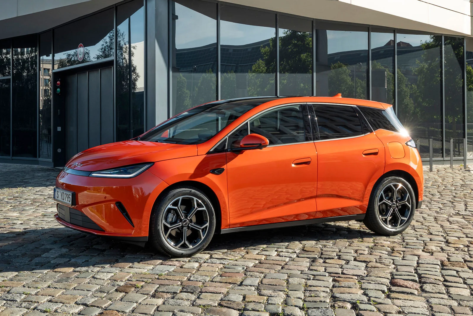 BYD Dolphin G: 1000 километрдан ортиқ масофа босувчи янги хатчбек