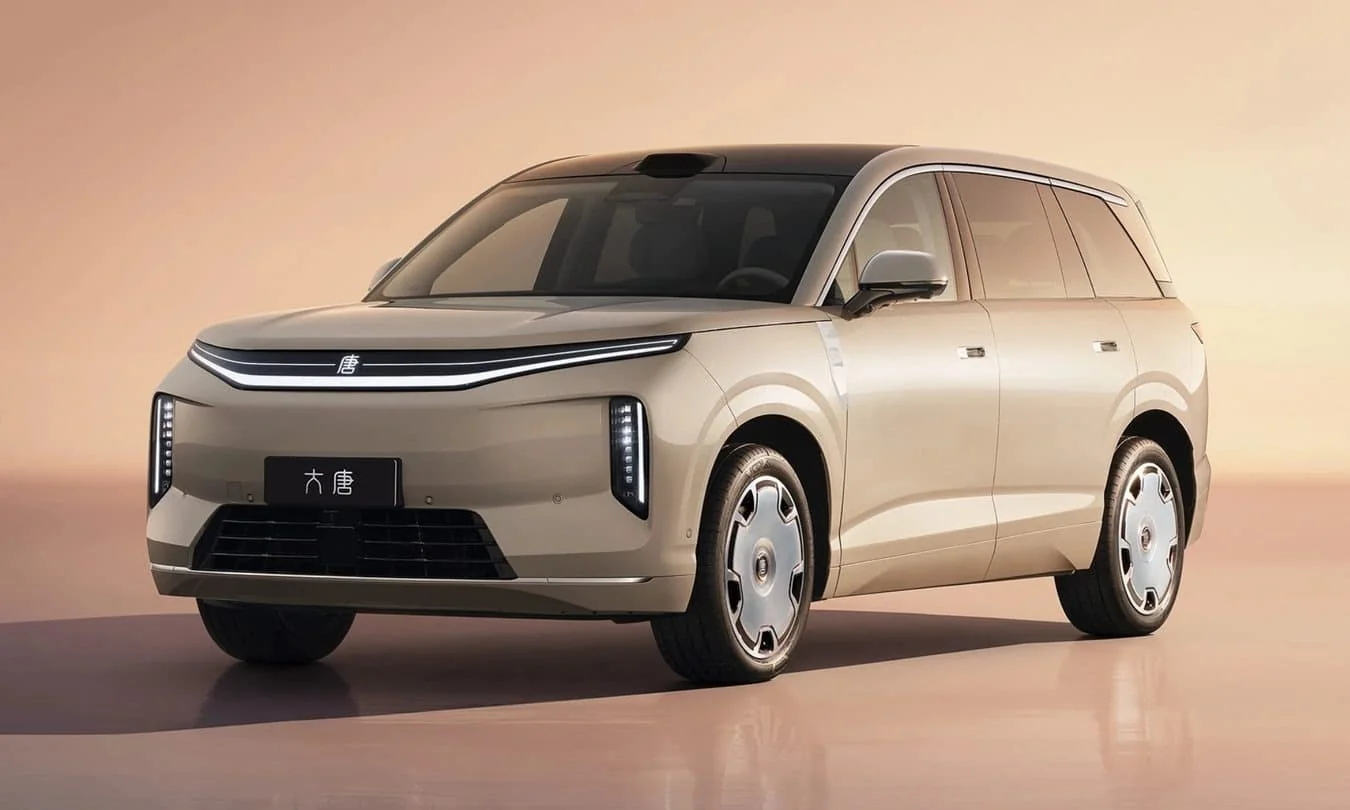 BYD kompaniyasi 10 daqiqada quvvatlanadigan yangi Tang yoʻltanlamasini taqdim etdi