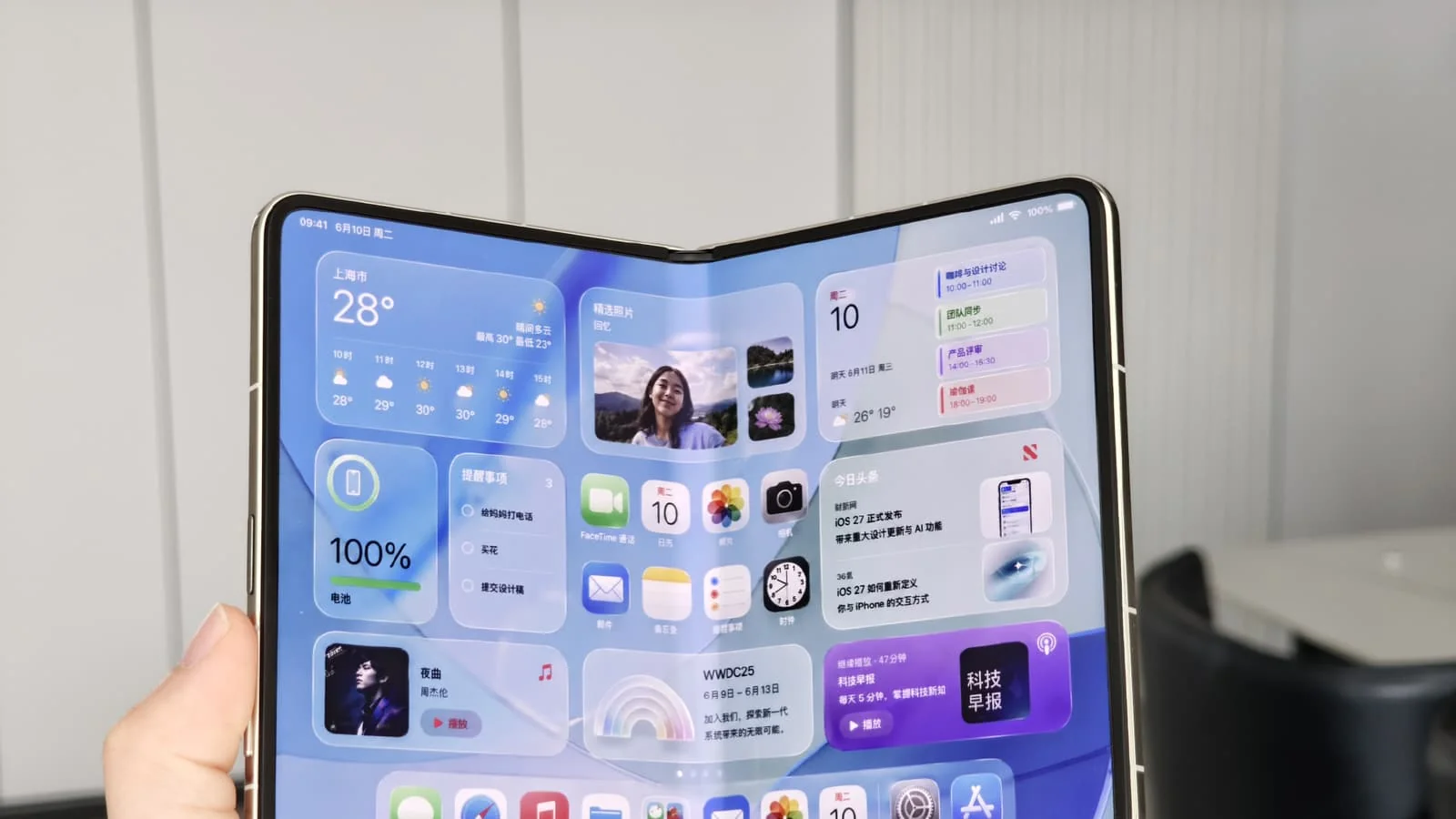 iPhone Ultra букланиш бурчагини аниқлаб, интерфейс ва овозни мослаштиради
