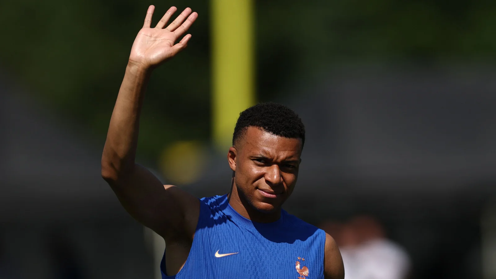 Mbappe tröstet Saliba nach PSGs Sieg über Arsenal