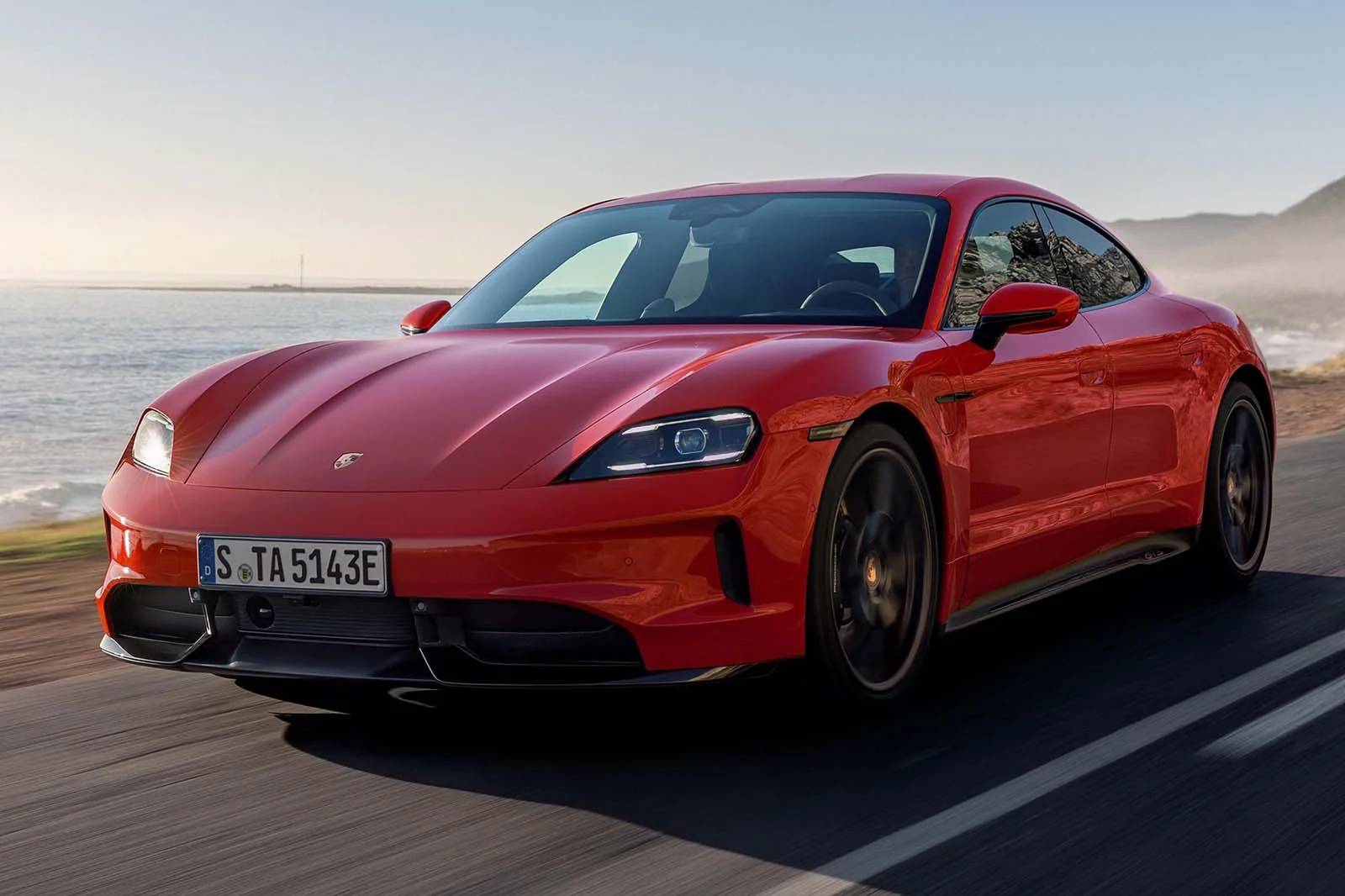 Porsche Taycan янгиланди: Энди электромобил ўзини худди бензинли спорткардек тутади