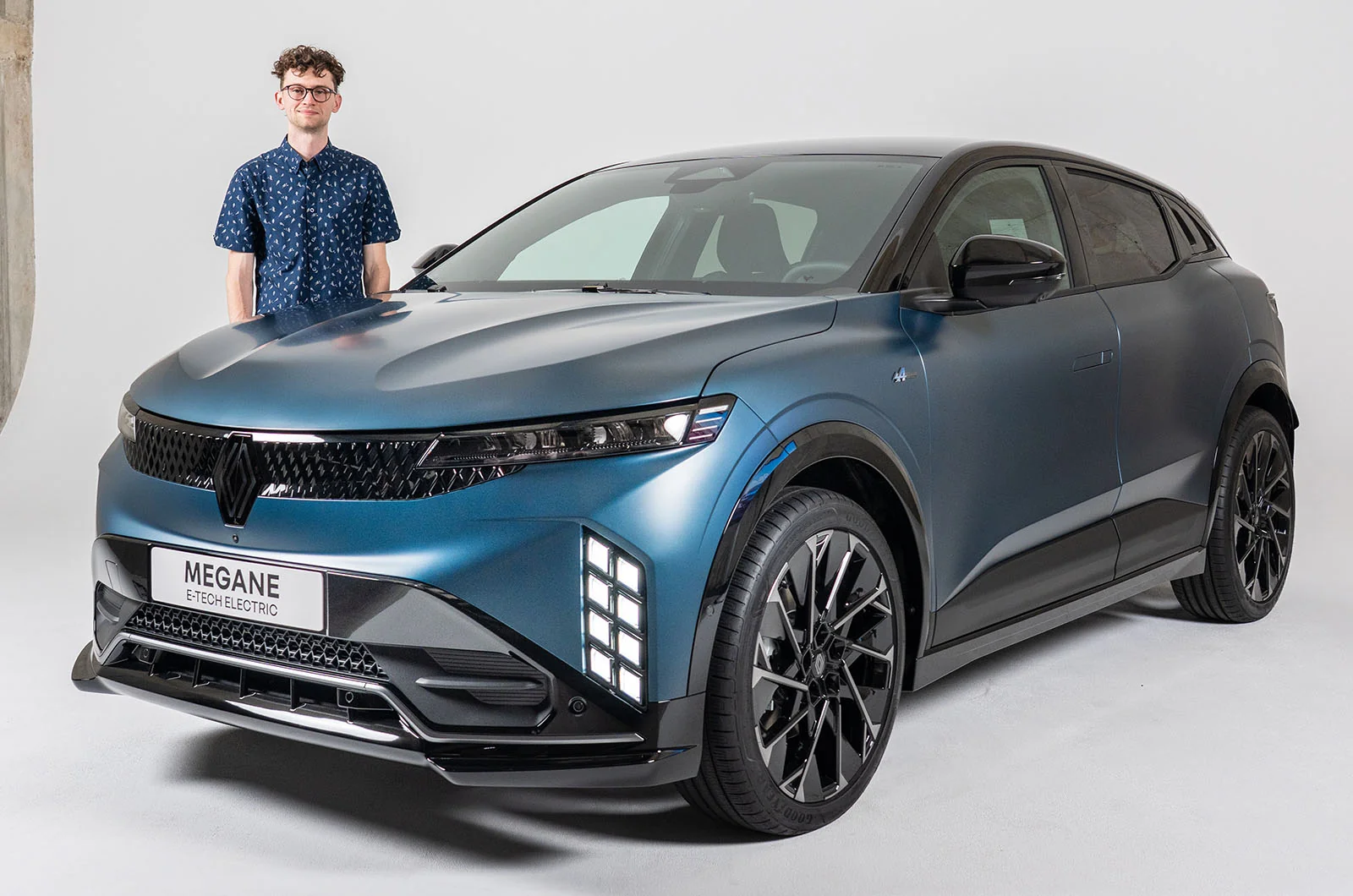 Renault Megane Э-Теч янгиланди: Энди у спортча қиёфа ва кенгайтирилган масофага эга