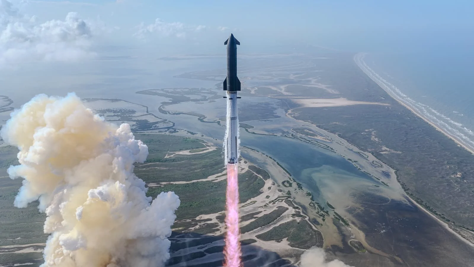 SpaceX changes Moon flight scheme: Starship becomes a space tug