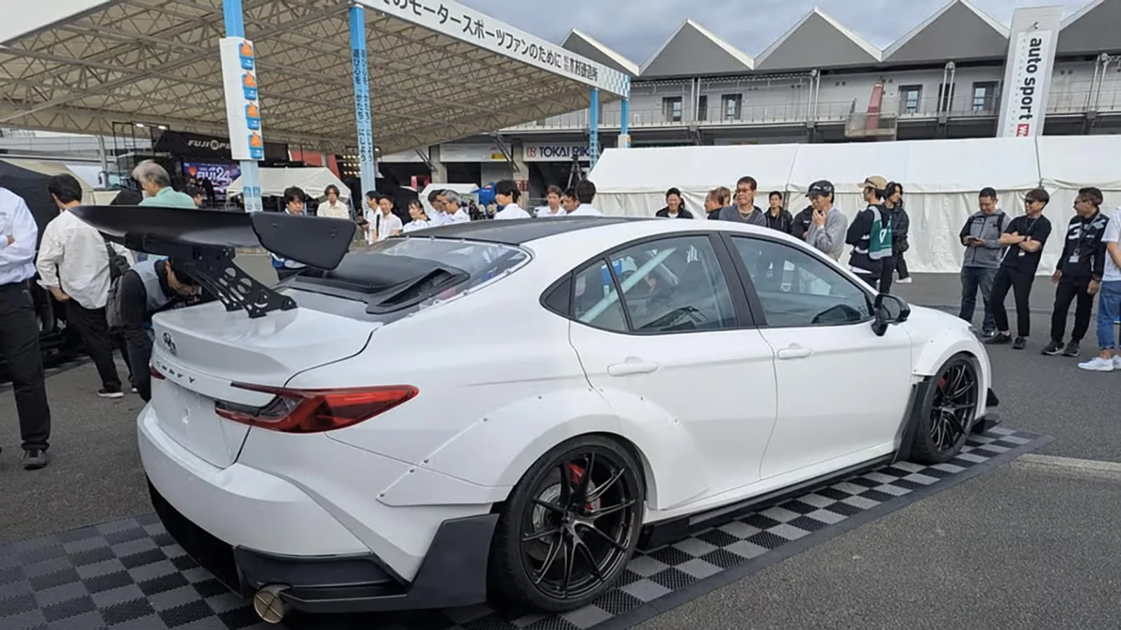 Toyota представила Камрй с двумя двигателями и мощностью 700 л.с.