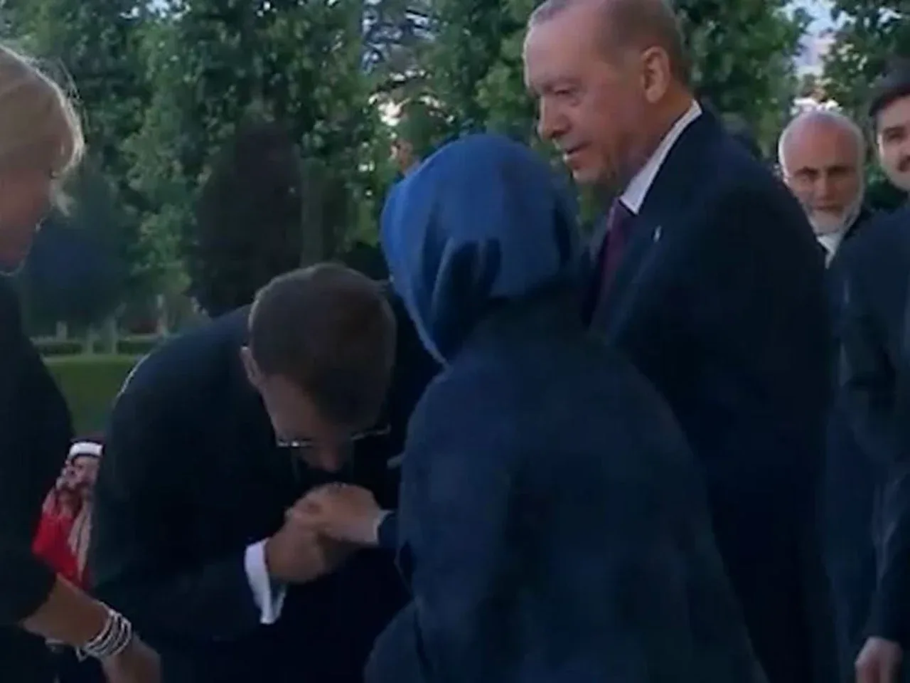 Macron in unangenehmer Lage: Erdoğans Ehefrau lässt sich nicht die Hand küssen (Video)