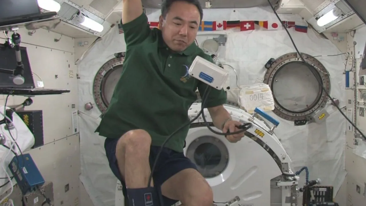Astronavt xalqaro koinot stansiyasi ichida tadqiqot o'tkazmoqda.