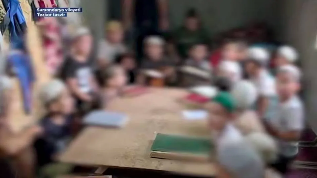 Bir guruh bolalar xonada stol atrofida kitob o‘qib o‘tiribdi.