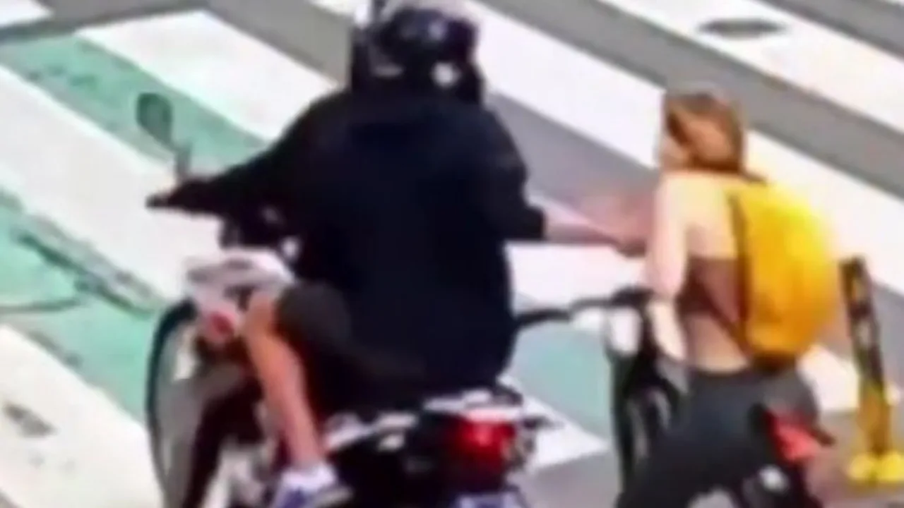 Telefonu için mücadele eden kadın sosyal medyada kahraman oldu (video)