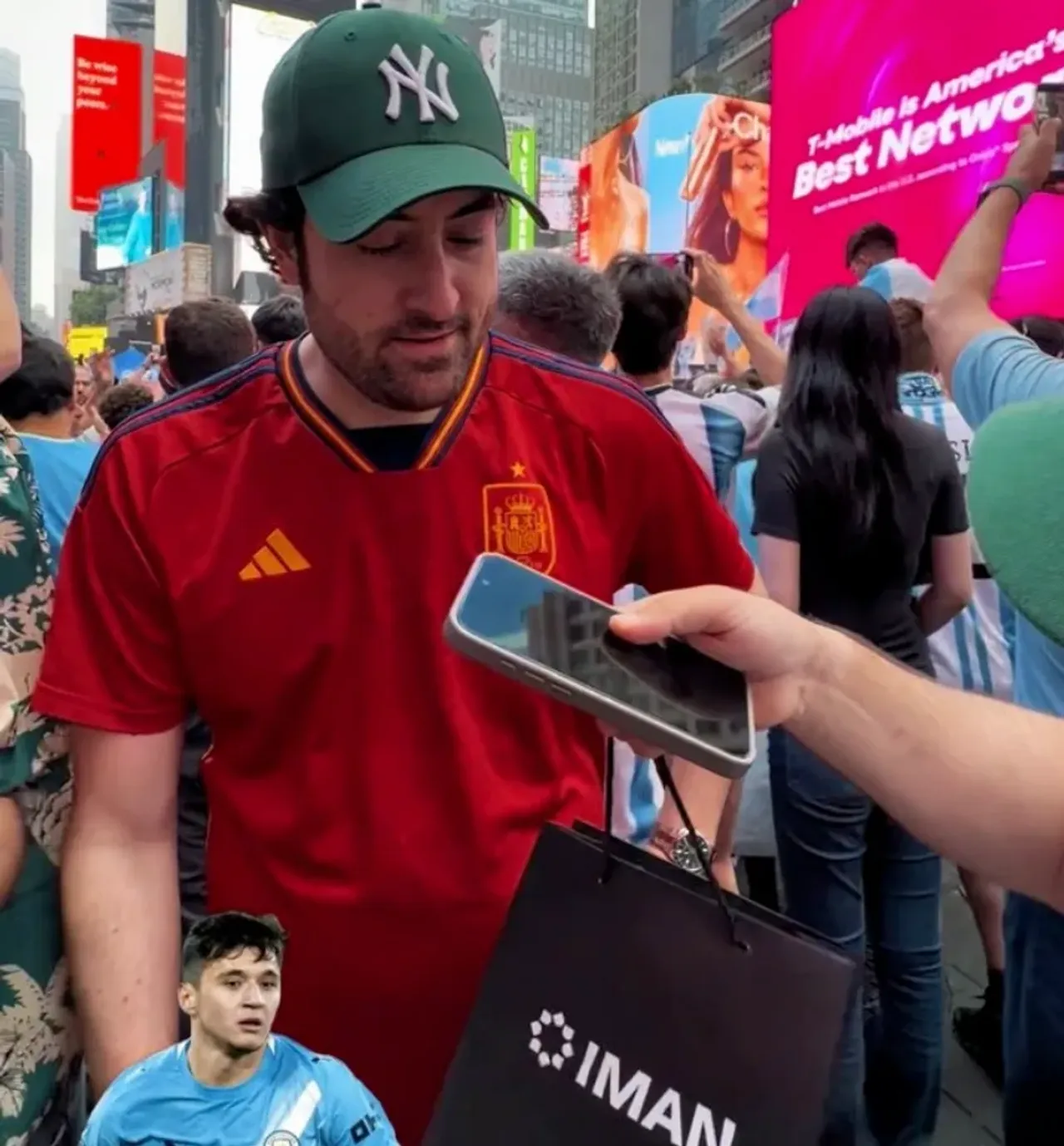 Fans who recognized Husanov in Times Square received gifts (video)