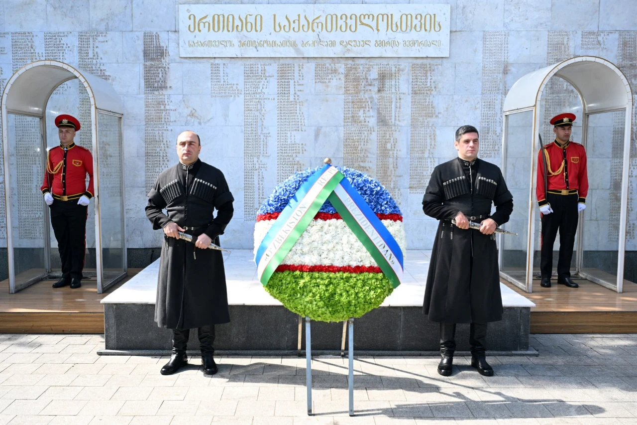 Шавкат Мирзиёев Тбилисида Грузия қаҳрамонларини ёд этди (видео)