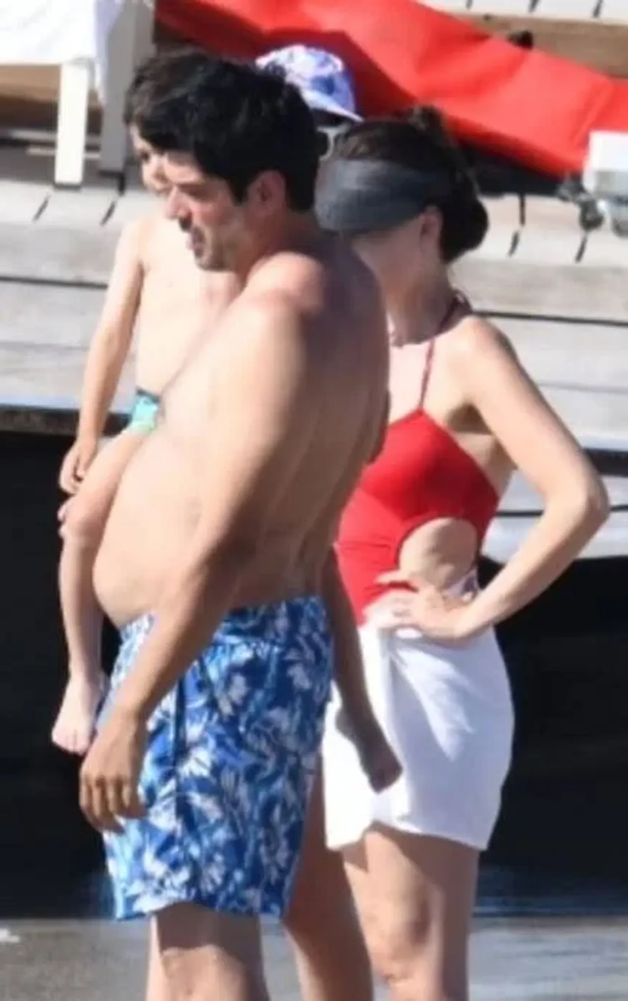 Burak Özçivit's beach photo sparks debate among fans