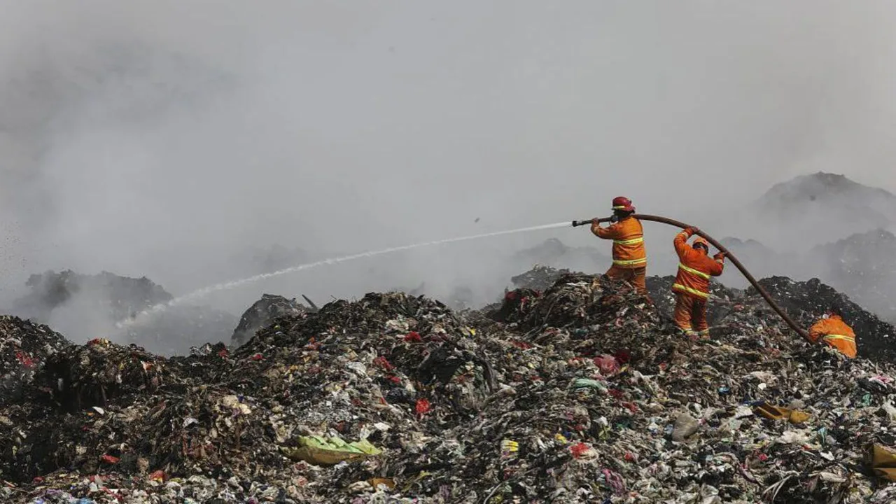 Riesige Mülldeponie in Indonesien brennt seit acht Tagen