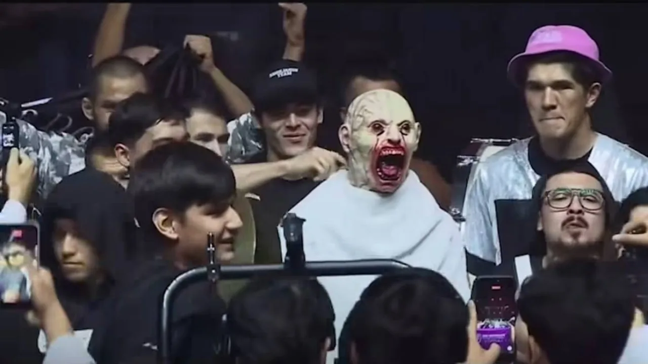 Shohjahon Ergashev entering the ring with an unusual mask draws spectators' attention