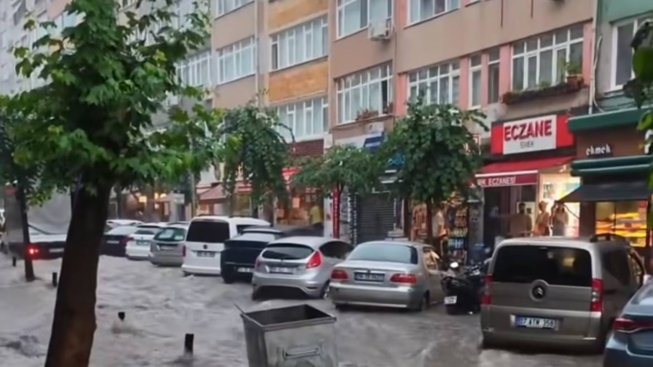 Fuertes lluvias inundan las calles de Estambul