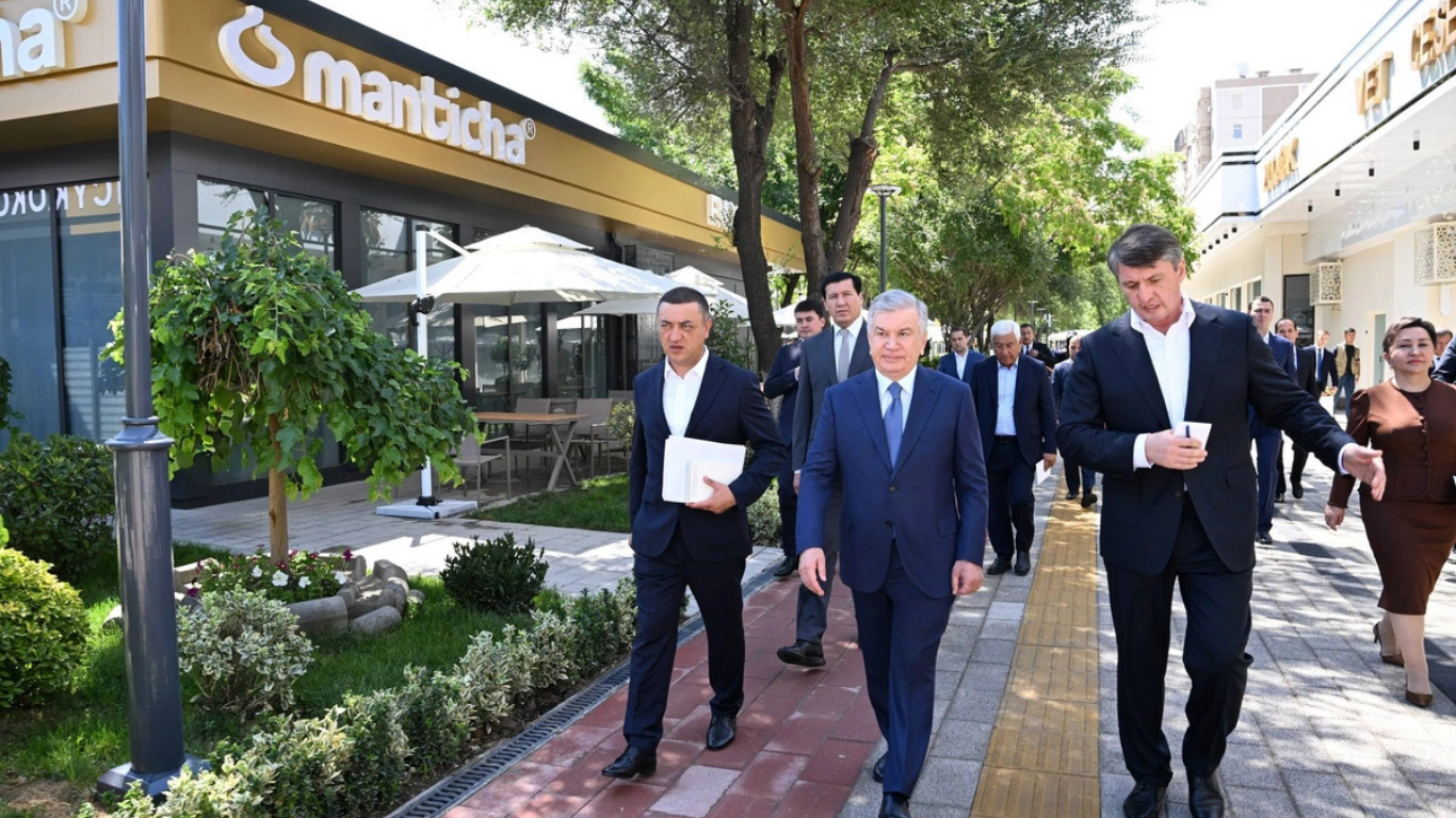 Shavkat Mirziyoyev hamrohlar bilan "Manticha" oshxonasi yonidagi yo'lakda yurib bormoqda.